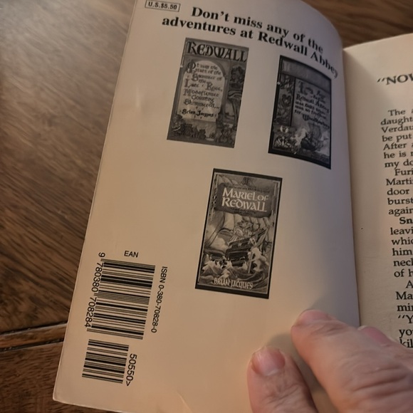 Mossflower by Brian Jacques. Excellent book excellent condition. - Picture 3 of 4